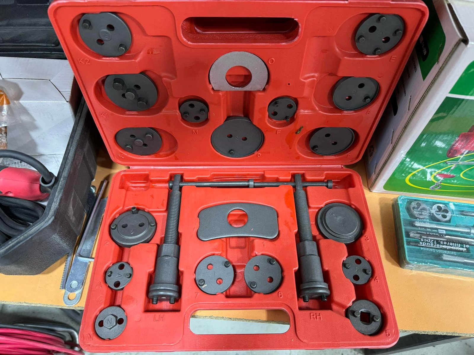 Универзален комплет алатки за поправка на автомобили со прецизна диск-сопирачка, комплет за намотување на сопирачки, пумпа за сопирачки, клип за сопирачки, 12 во 1 воздушна пумпа за сопирачки