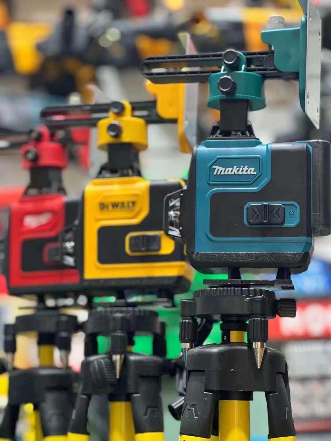 Makita ласерски нивел со висока прецизност, 16 линии, 1 батерија, 1 полнач